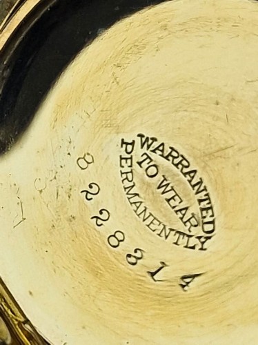 Pozłacana koperta z misternym grawerem