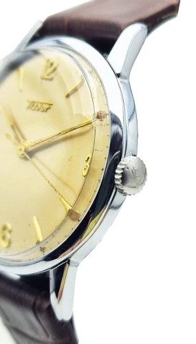 Złocone indeksy i wskazówki Dauphine – klasyczny Tissot męski