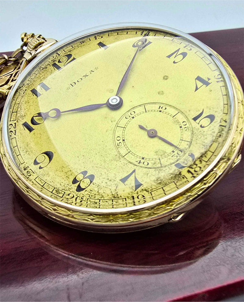 Używany, złoty (14k) zegarek kieszonkowy DOXA pięknie zdobiony z dewizką
