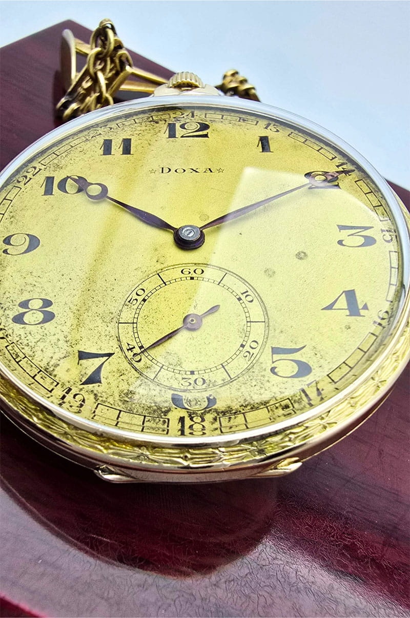 Używany, złoty (14k) zegarek kieszonkowy DOXA pięknie zdobiony z dewizką