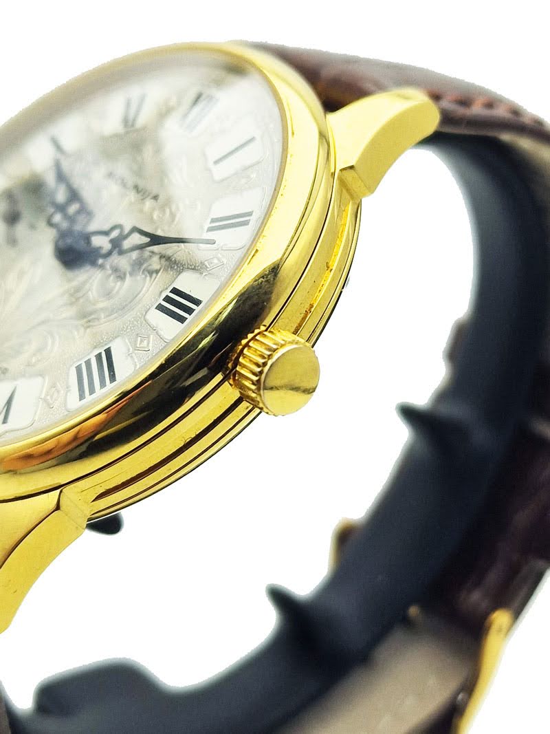 Zabytkowy zegarek Mołnia po renowacji